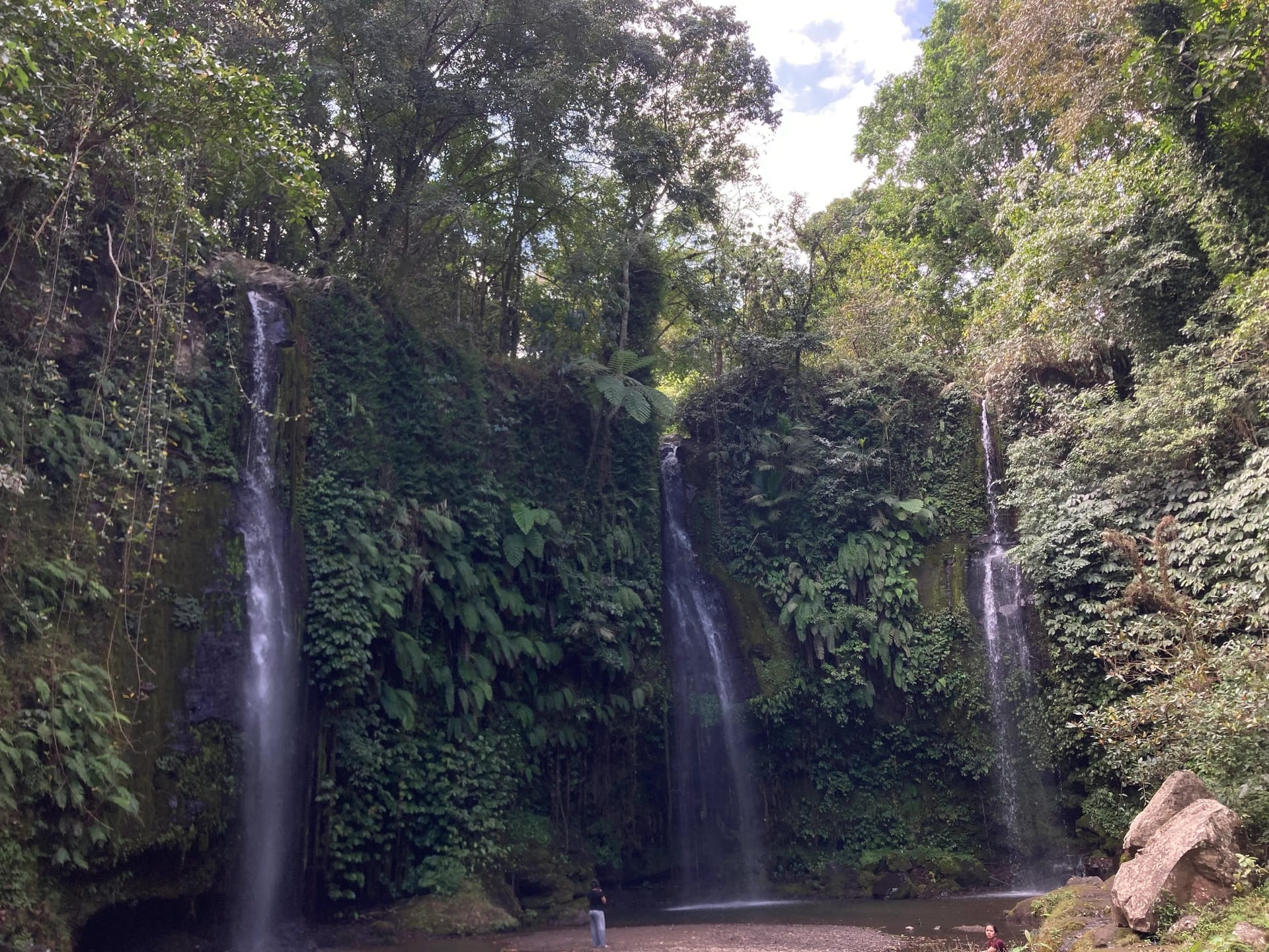 2 Air Terjun Eksotis dalam 1 Jalur di Lombok