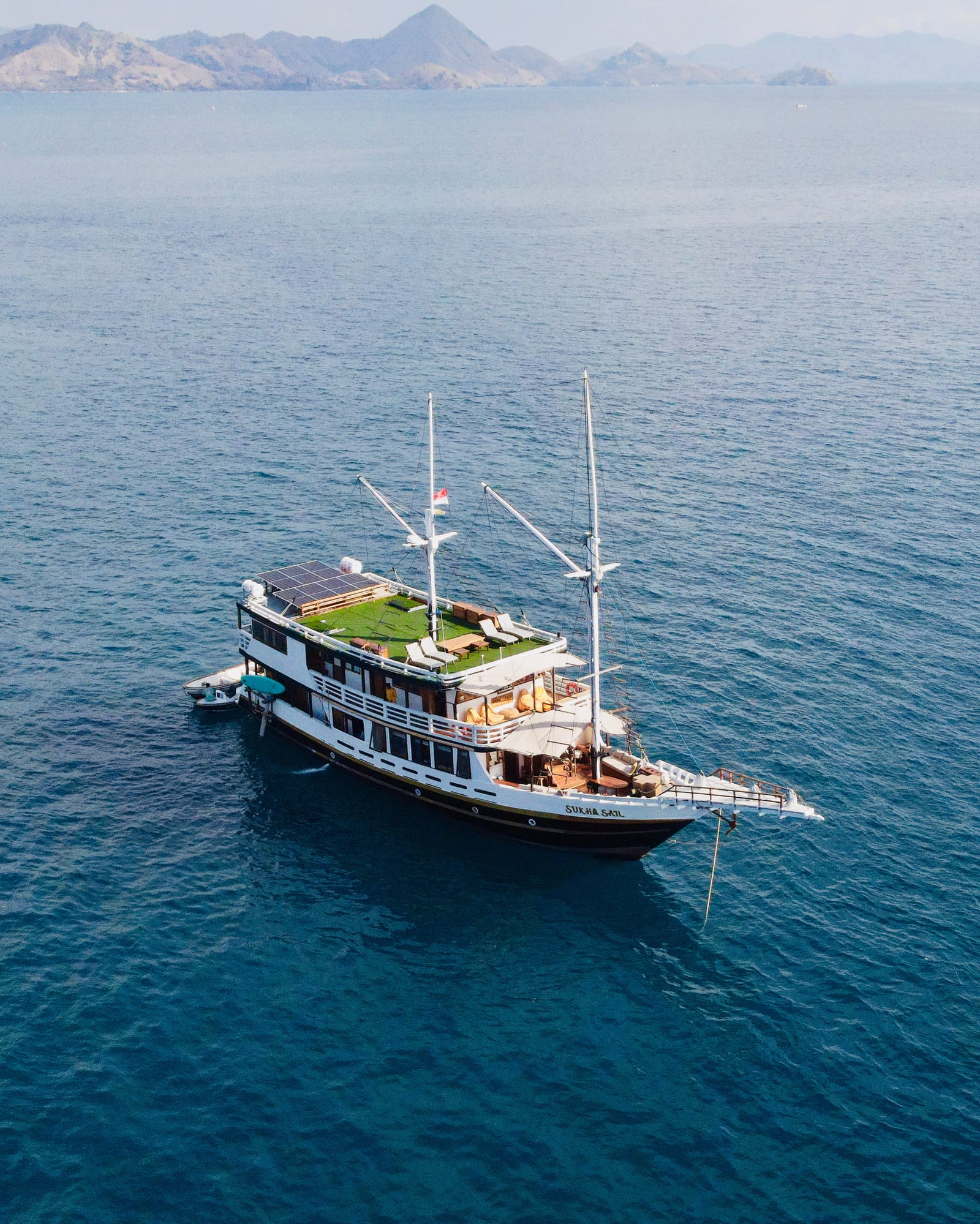 Komodo to Lombok 4D3N — Live on Board Cruise
