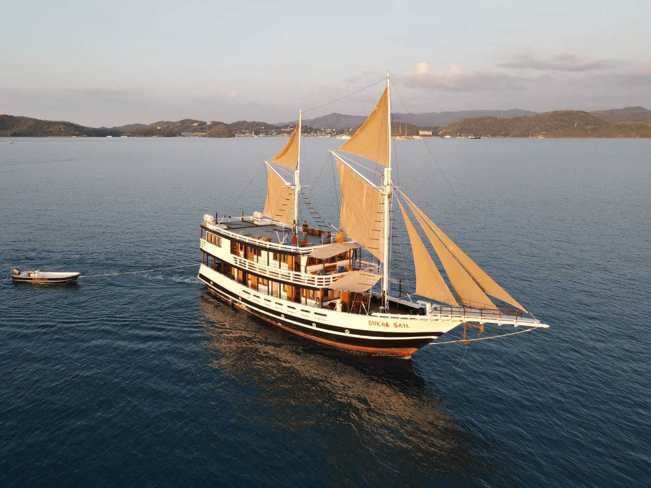 Lombok to Komodo 4D3N — Live on Board Cruise
