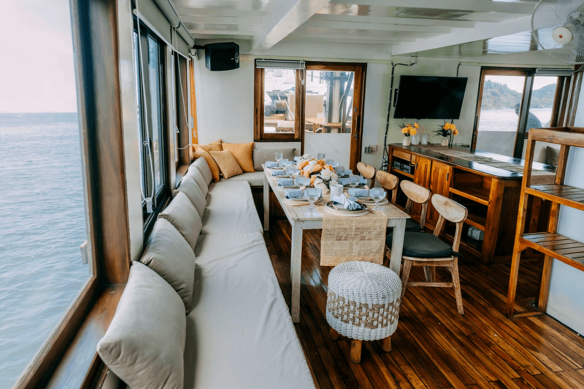 Lombok to Komodo 4D3N — Live on Board Cruise