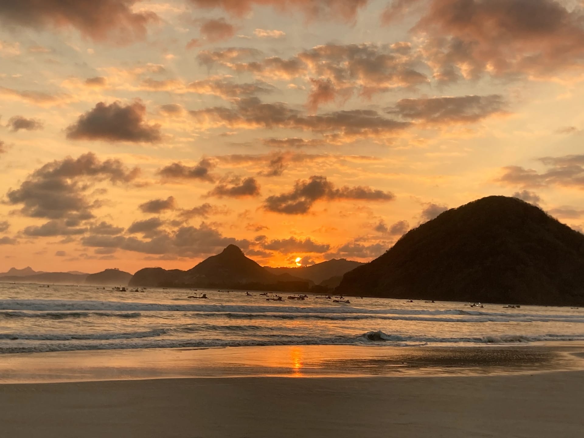 Pantai Selong Belanak Lombok: Panduan Surfing, Sunset, dan Rute dari Kuta
