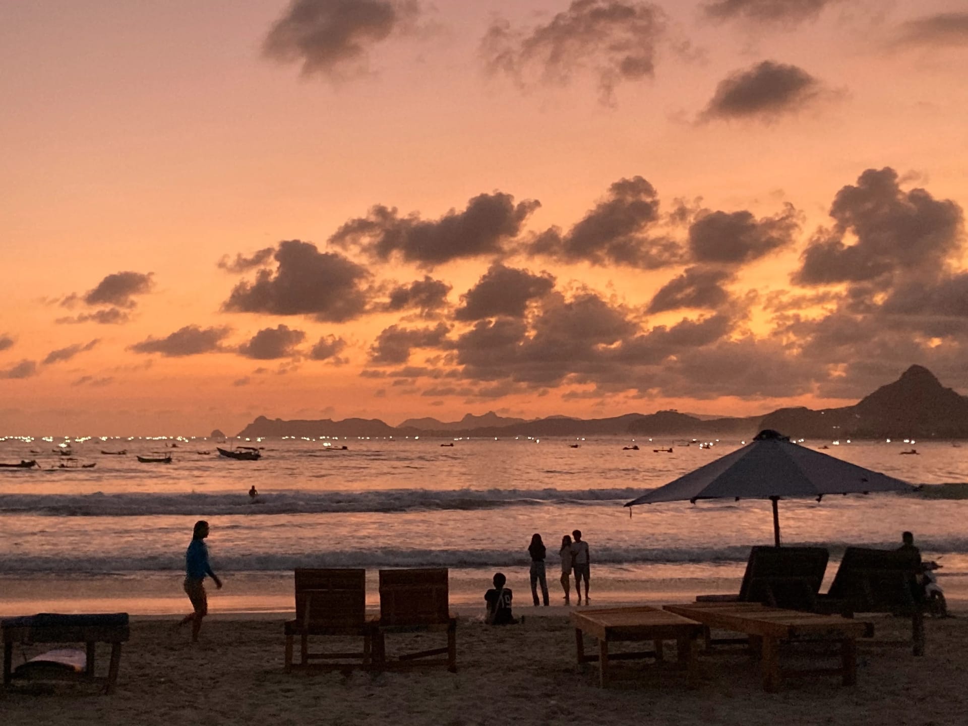 Pantai Selong Belanak Lombok: Panduan Surfing, Sunset, dan Rute dari Kuta