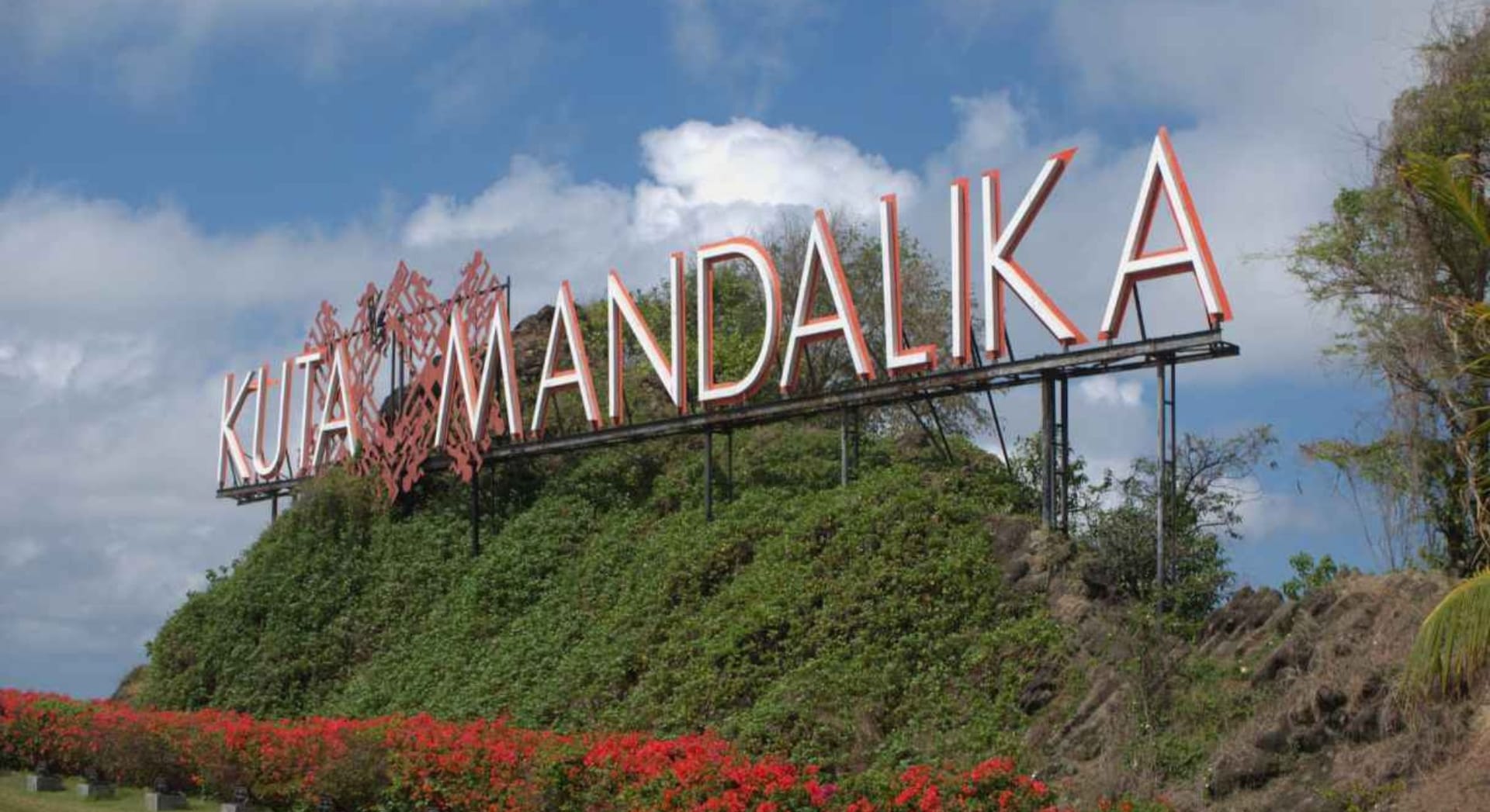 THE SOUTHERN CHARM OF LOMBOK