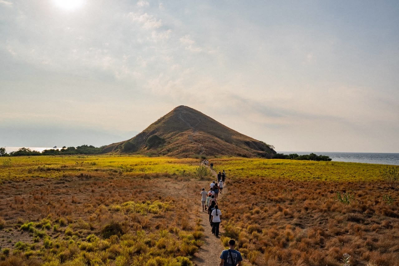 Bukit dan padang savana di Pulau Kenawa, Nusa Tenggara Barat.