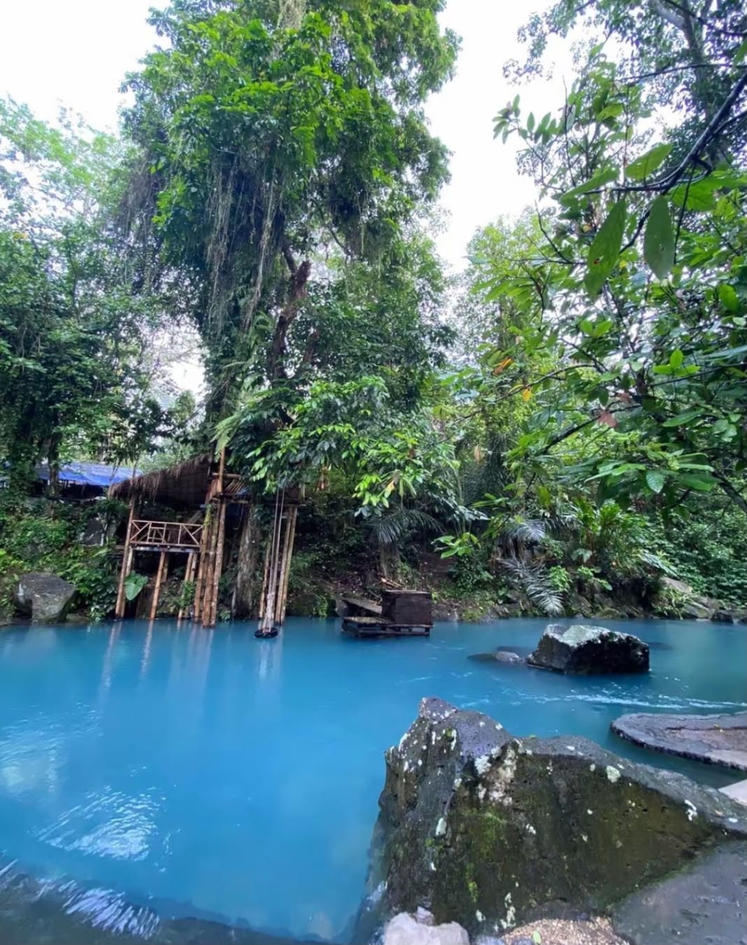 Kolam pemandian mata air alami Aik Nyet Sesaot berair biru jernih di Lombok Barat