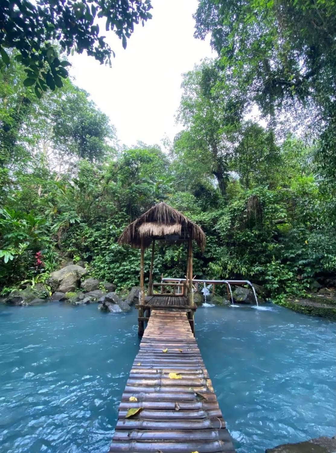 Saung bambu di kolam mata air Aik Nyet Sesaot