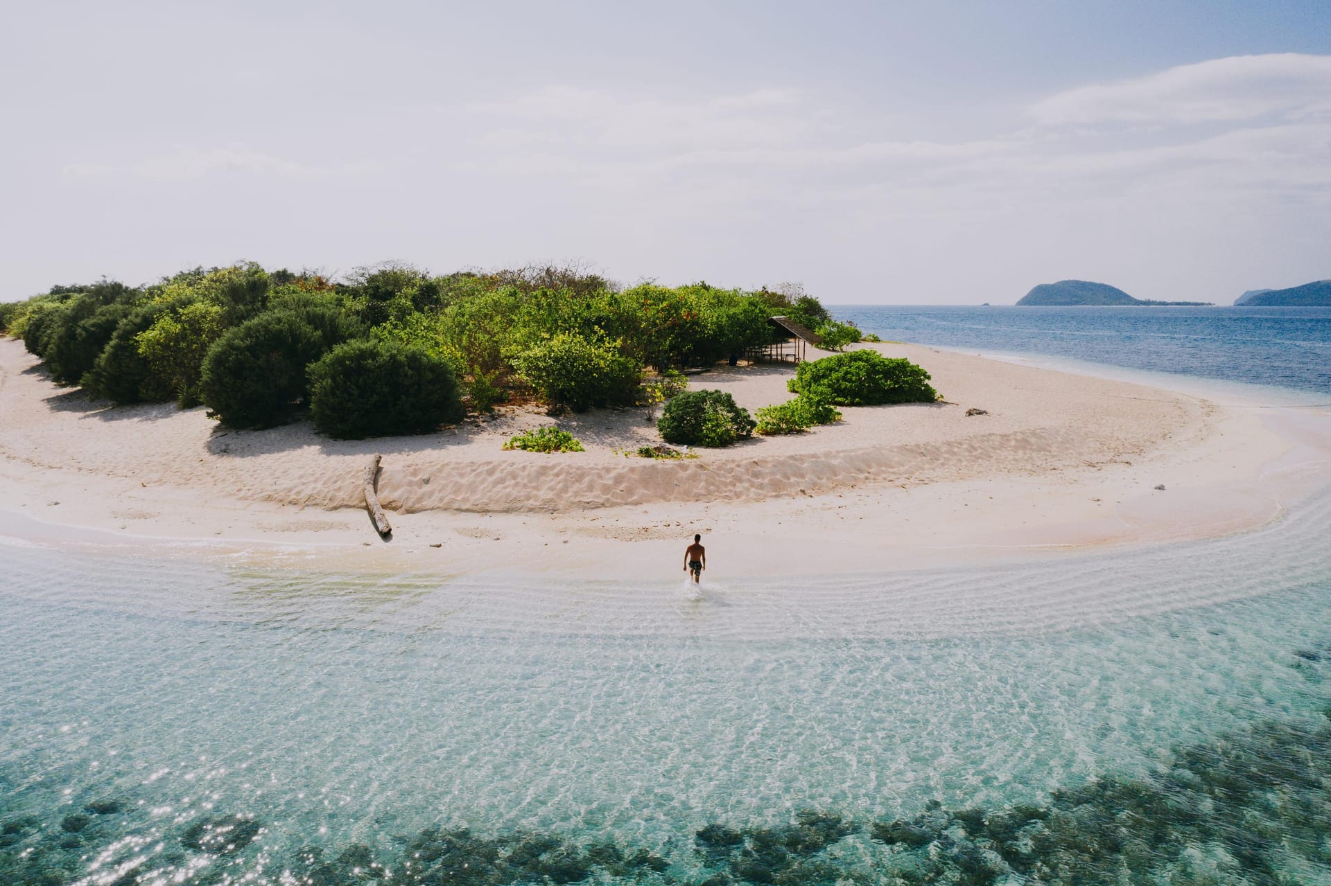 Air laut jernih dengan gradasi biru dan turquoise