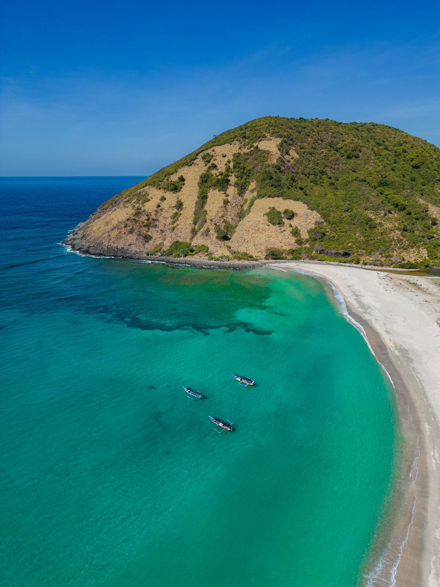 View dari bukit — panorama teluk Pantai Mawun