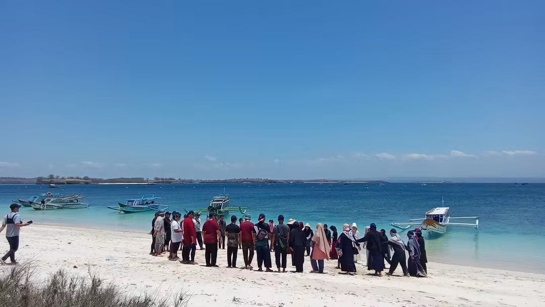 Pasir lembut dengan nuansa putih hingga sedikit kemerahan
